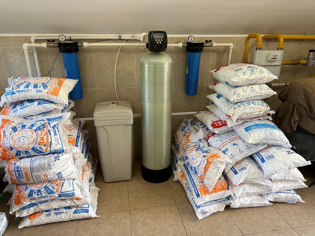 Колонна умягчения воды с солевым баком для регенерации